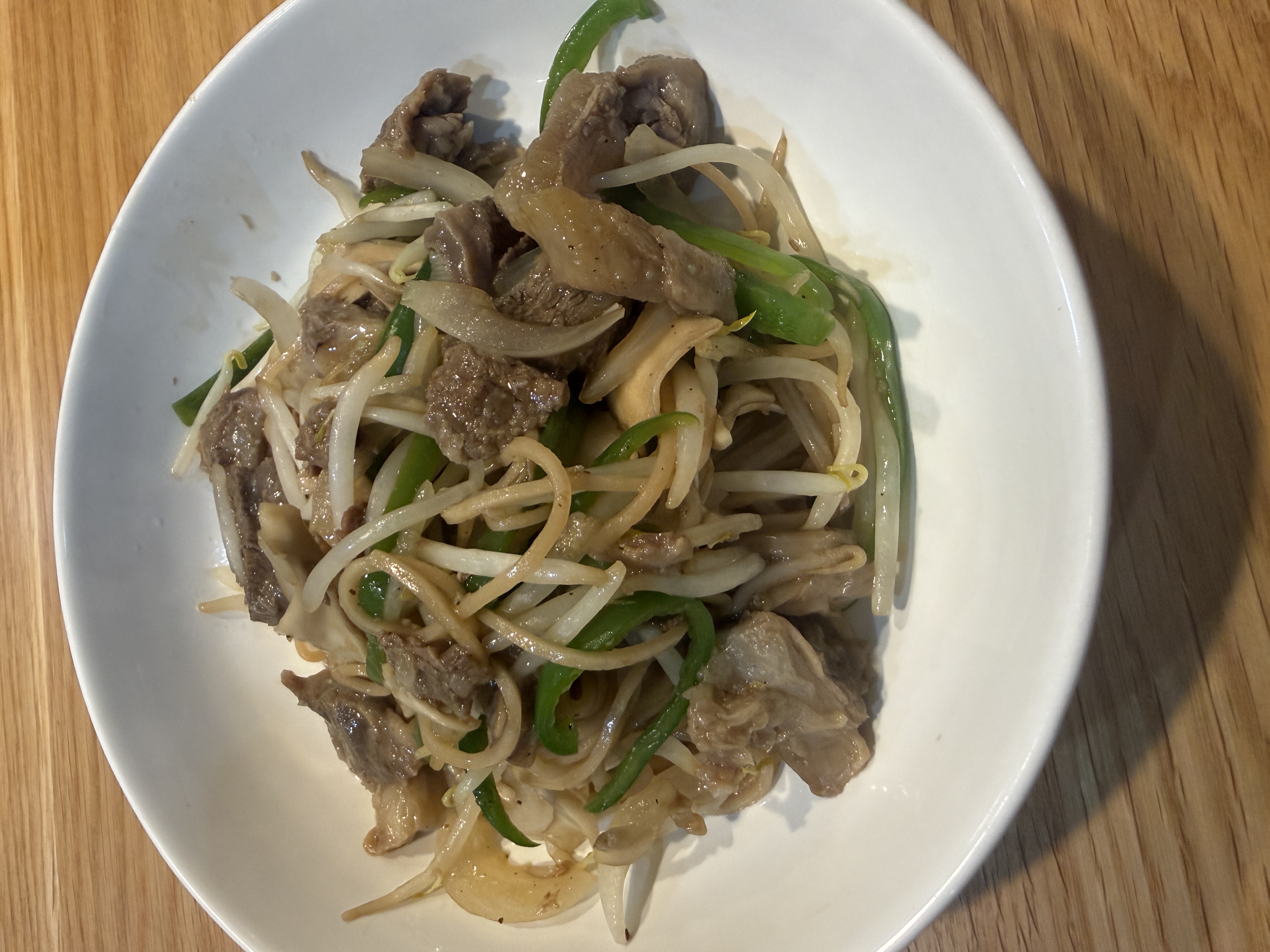完成した黒毛和牛すじ肉とたっぷり野菜のオイスター炒め玄米焼きそば