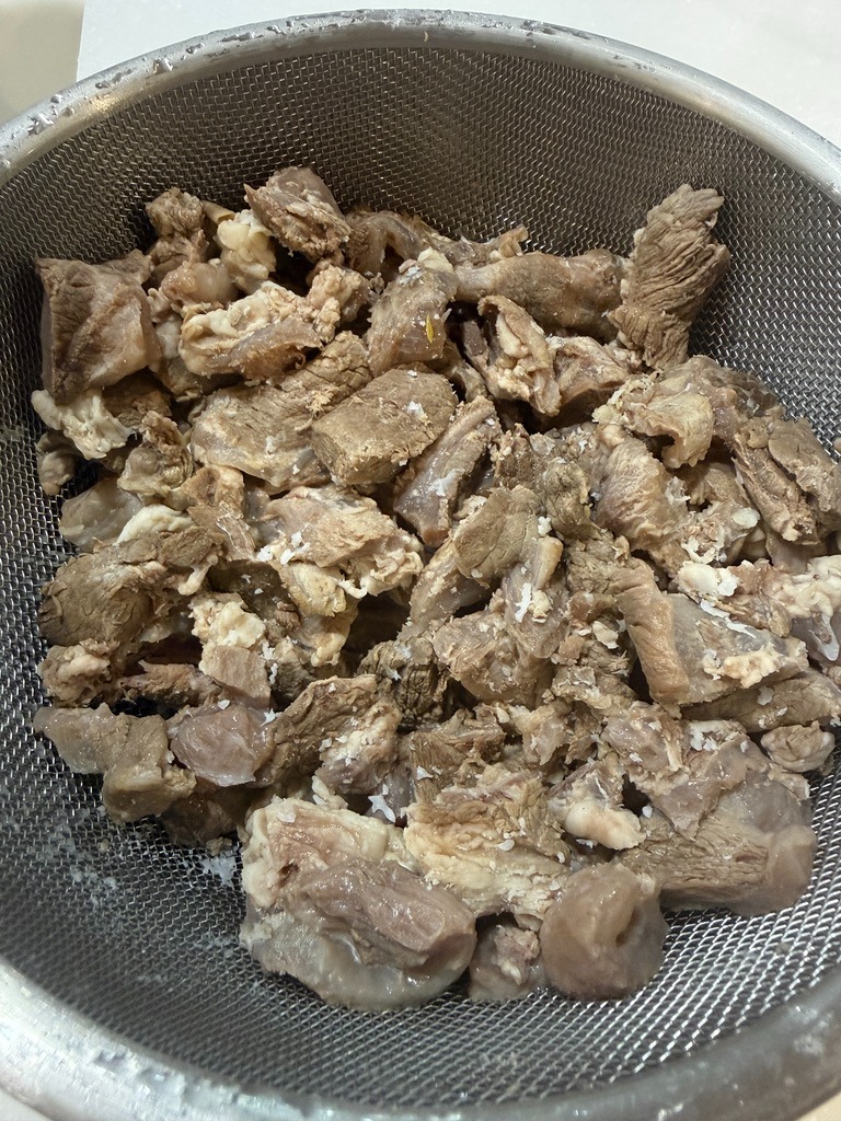 下処理と筋抜きを終えて余分なアクを落とした黒毛和牛すじ肉