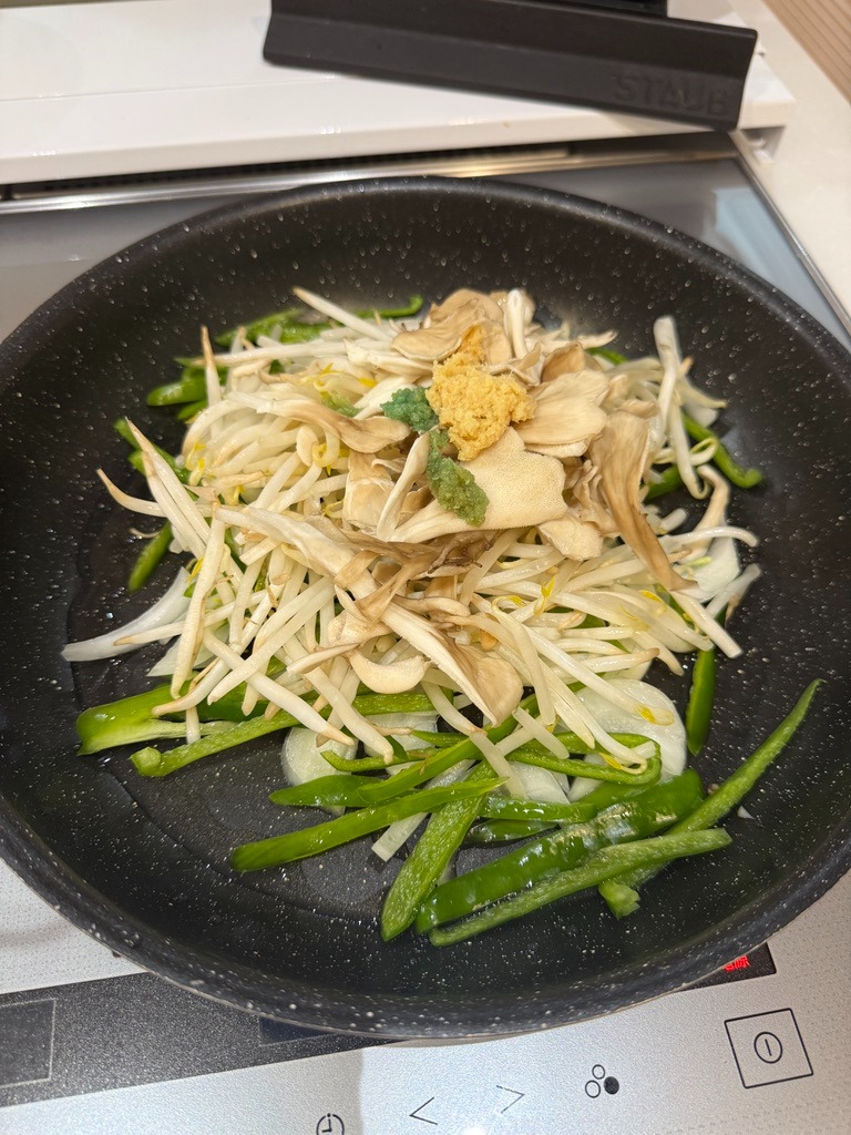 牛すじ焼きそばに合わせるもやし・ピーマン・玉ねぎ・きのこ・すりおろし生姜